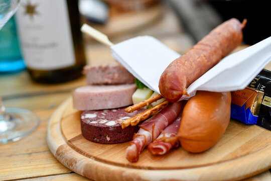 Deutsche Wurstplatte mit Aufschnitt auf Holzbrett serviert