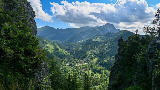 Blick vom Aufstieg zum Nosal auf Kuznice -Start der Seilbahn zum Kasprowy Wirch