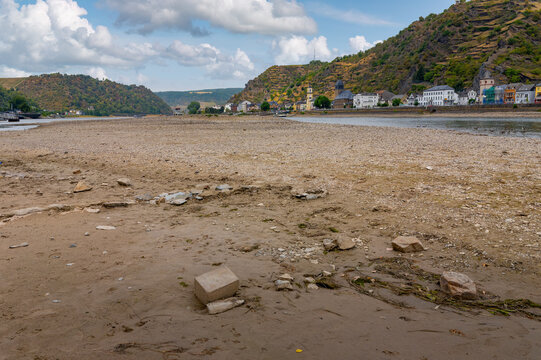 Rhein mit Niedrigwasser bei Sankt Goar/Sankt Goarshausen