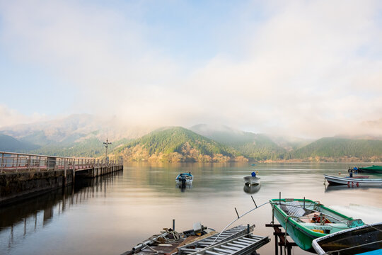 Botes en Lago de Hakone en Jap&oacute;n