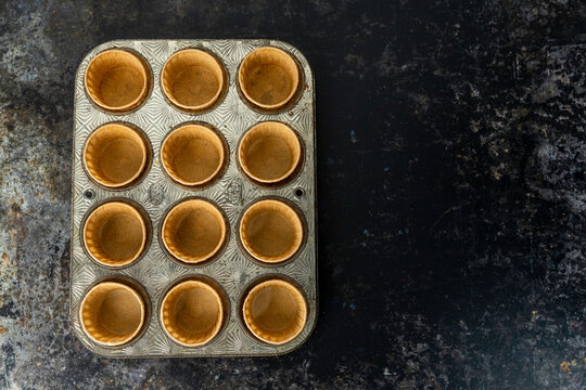 Muffin pan with paper muffin liners 