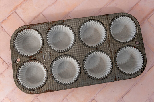 Muffin pan with paper muffin liners 