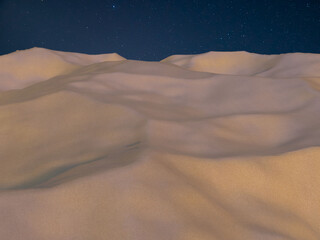 星空に照らされた幻想的な砂丘の夜景 3DCGレンダリング © Rollingcat