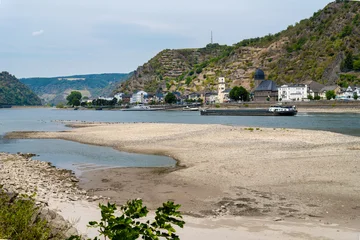 Exceptionally low water level on the Rhine with extensive gravel banks and restricted shipping in St. Goarshausen © EKH-Pictures