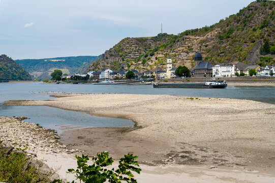 Exceptionally low water level on the Rhine with extensive gravel banks and restricted shipping in St. Goarshausen