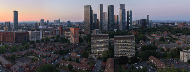 Obraz premium Panoramic Aerial View Over Hulme at Twilight Facing Deansgate Manchester Skyline