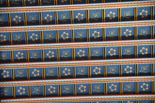 Plafond &agrave; caissons&nbsp;peints
