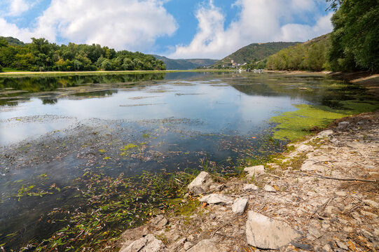 Niedrigwasser am Rhein im Mittelrheintal bei Lorch w&auml;hrend einer anhaltenden Trockenperiode