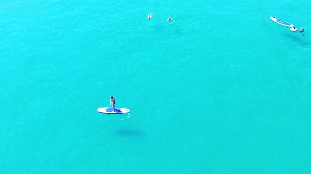 Vista Aerea: Stand Up Paddle e Nuotatori in Acque Cristalline