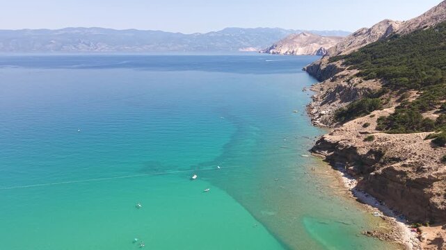 Paradiso Turchese: Vista Aerea della Baia e delle Scogliere di Ba&scaron;ka
