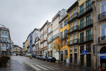 Obraz premium Cobblestone street with colorful traditional Portuguese buildings and balconies in Porto