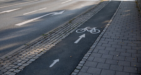 Fototapeta premium Zeichen Fahrradweg auf dem Asphalt