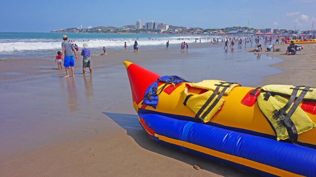 Kayak en la orilla de una playa en un d&iacute;a soleado con mucha gente 