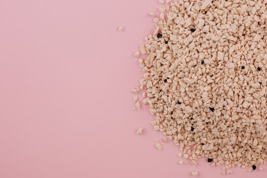 gray and black cat eco-friendly soy filler in the form of granules