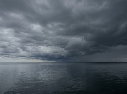 Paisaje marino con cielo gris nublado y horizonte calmo con espacio para texto
