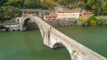 Naklejka premium Aerial view of the iconic Devil’s Bridge in Tuscany, Italy, surrounded by scenic beauty