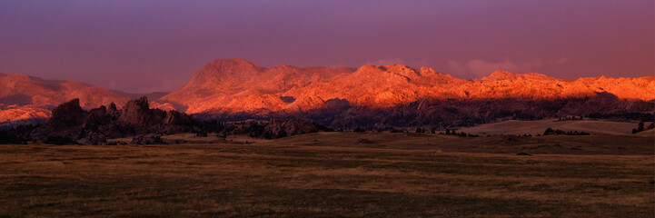 Naklejka premium Alpenglow on mountain range panorama