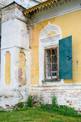 Fototapeta premium A fragment of the 17th century Nativity Church before restoration in the town of Tutaev