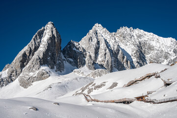 Fototapeta premium Scenery view of Jade Dragon Snow Mountain (or Mt.Yulong) in Yulong Naxi Autonomous County, Lijiang, in Yunnan province, China.