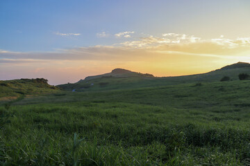 愛媛・四国カルスト　夏の牧草地と夕焼けの風景 © 雄太 久保