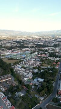 Vista con drone del valle de los chillos en Ecuador 