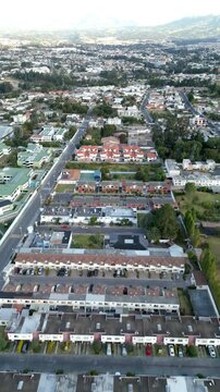 Vista con drone del valle de los chillos en Ecuador 