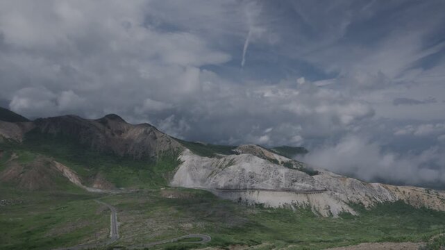 火山高原に覆い被さる夏雲