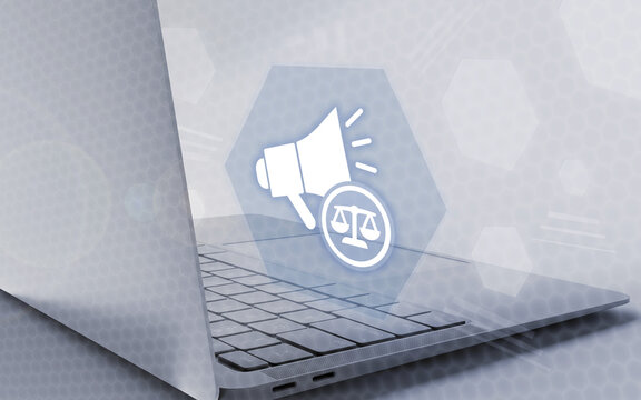 Diese hochwertige Grafik zeigt ein digitales Rechtsgebiet, symbolisiert durch eine Waage und ein Megafon, die &uuml;ber einem modernen Laptop schweben und rechtliche Kommunikation verdeutlichen.