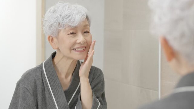 スキンケアをするシニア女性