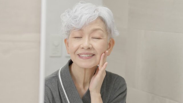 スキンケアをするシニア女性