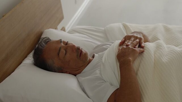 睡眠時に口呼吸のシニア男性