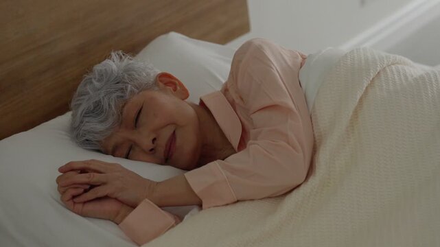 睡眠をとるシニア女性