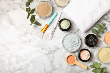 Naklejka premium Cosmetic clay mask on a marble table. Paring a clay face mask. Skincare concept. Natural cosmetic made face mask. Healthy skin. Spa beauty concept. Body care. Flat lay. Copy space.