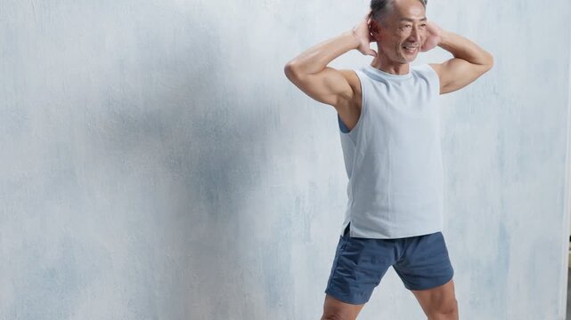 スクワットをするシニア男性（運動・健康）