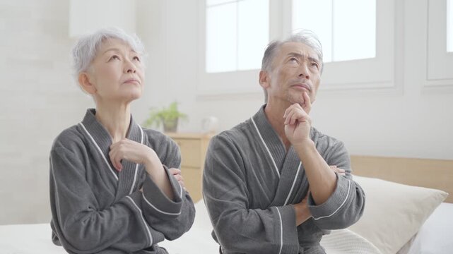 ベッドで考えるシニア夫婦