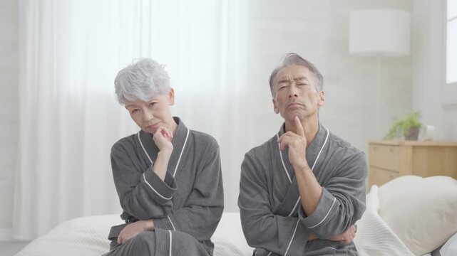 ベッドで考えるシニア夫婦