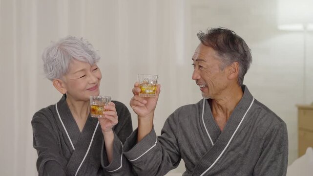 お酒を飲むシニア夫婦