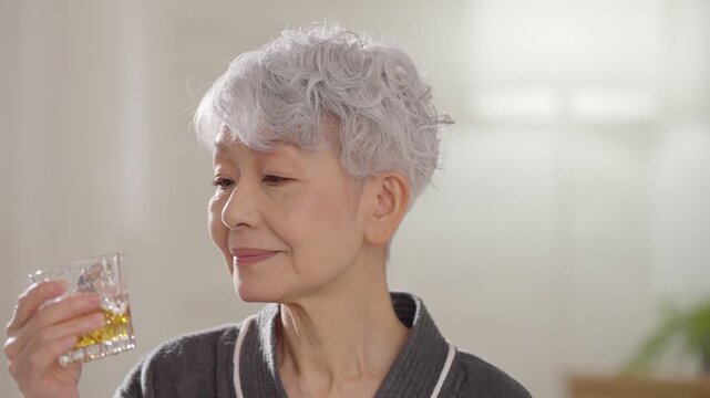 お酒を飲むシニア女性