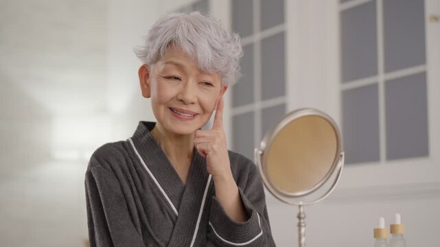 シニア女性のスキンケア（夜・美容）