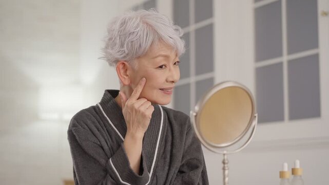 シニア女性のスキンケア（夜・美容）