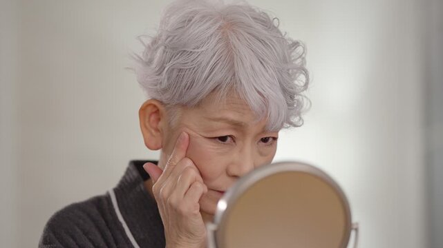肌に悩むシニア女性（夜・美容）