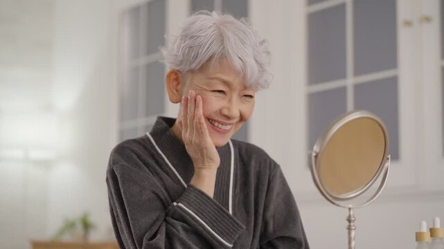 シニア女性のスキンケア（夜・美容）