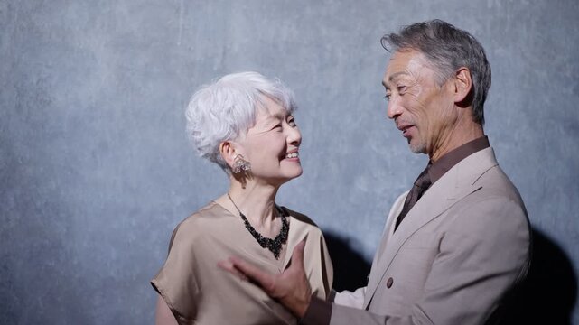 フォーマルな服のシニア夫婦