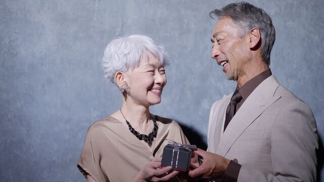 プレゼントをあげるシニア夫婦