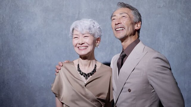 フォーマルな服のシニア夫婦