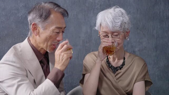 バーでお酒を飲むシニア夫婦