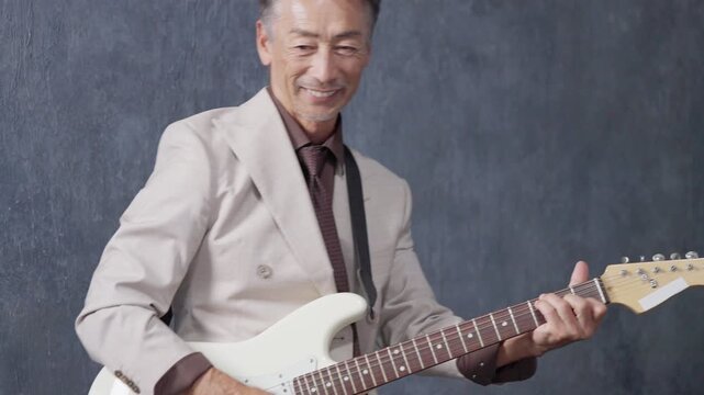 エレキギターを演奏するシニア男性