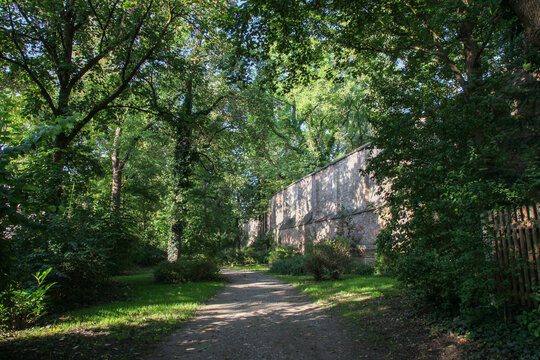 Augsburg, Stadtbummel entlang der historischen Stadmauer der sch&ouml;nen schw&auml;bischen Stadt. Augsburg, Schwaben, Bayern, Deutschland
