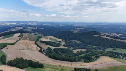 Naklejka premium Panoramablick vom Aussichtspunkt Gugelhupf in Riedlingsdorf– Weite über dem Burgenland und Niederösterreich