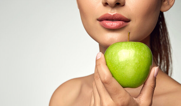 Mujer joven sosteniendo una manzana verde como s&iacute;mbolo de alimentaci&oacute;n saludable, nutrici&oacute;n equilibrada, bienestar, vitaminas, energ&iacute;a, dieta natural, prevenci&oacute;n y estilo de vida saludable